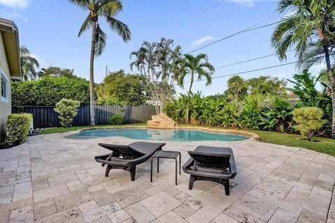 a view of an house with backyard and garden