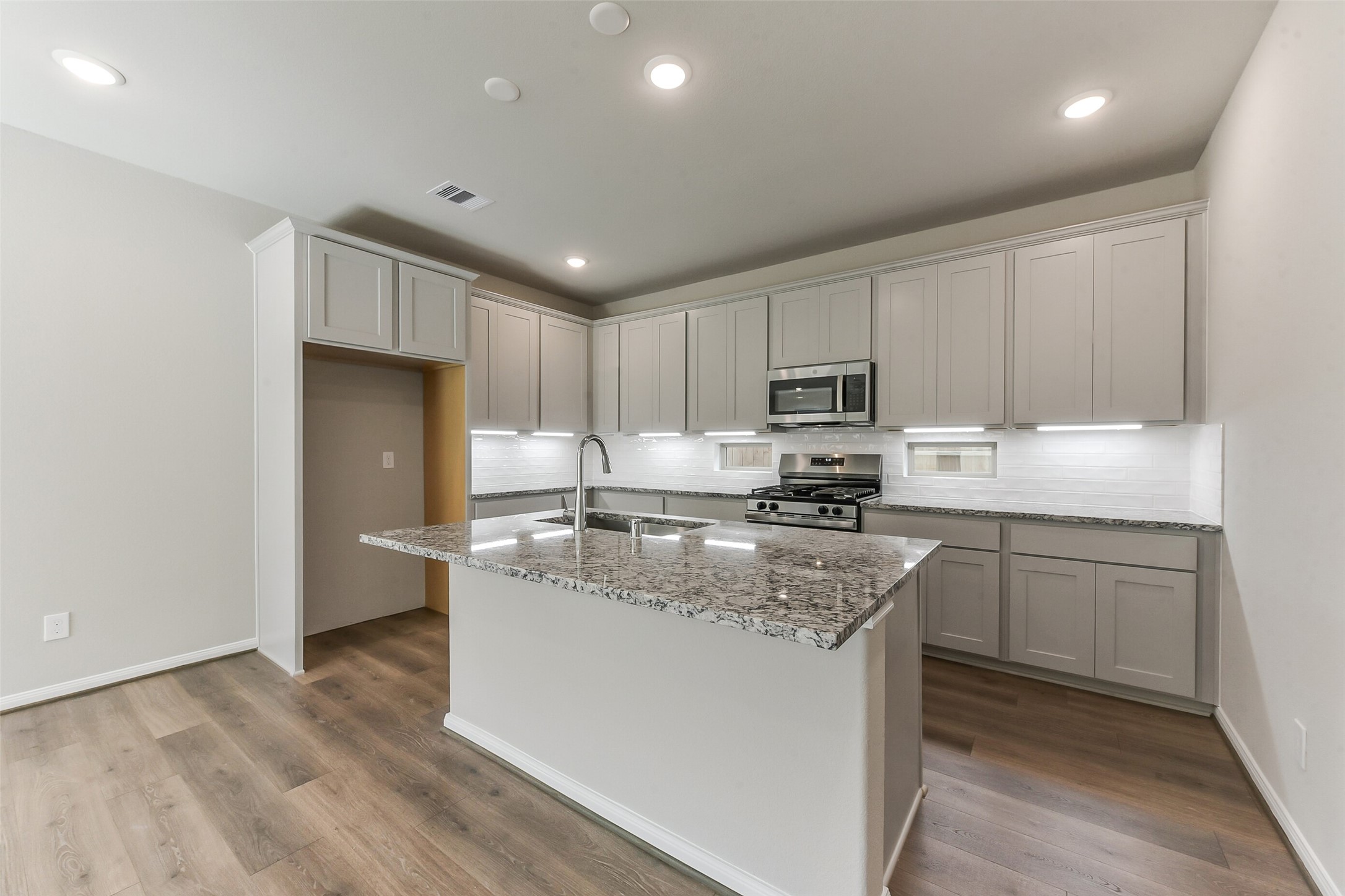 3011 Wicker Lane Pinehurst, TX 77362 - Photo 9 of 40