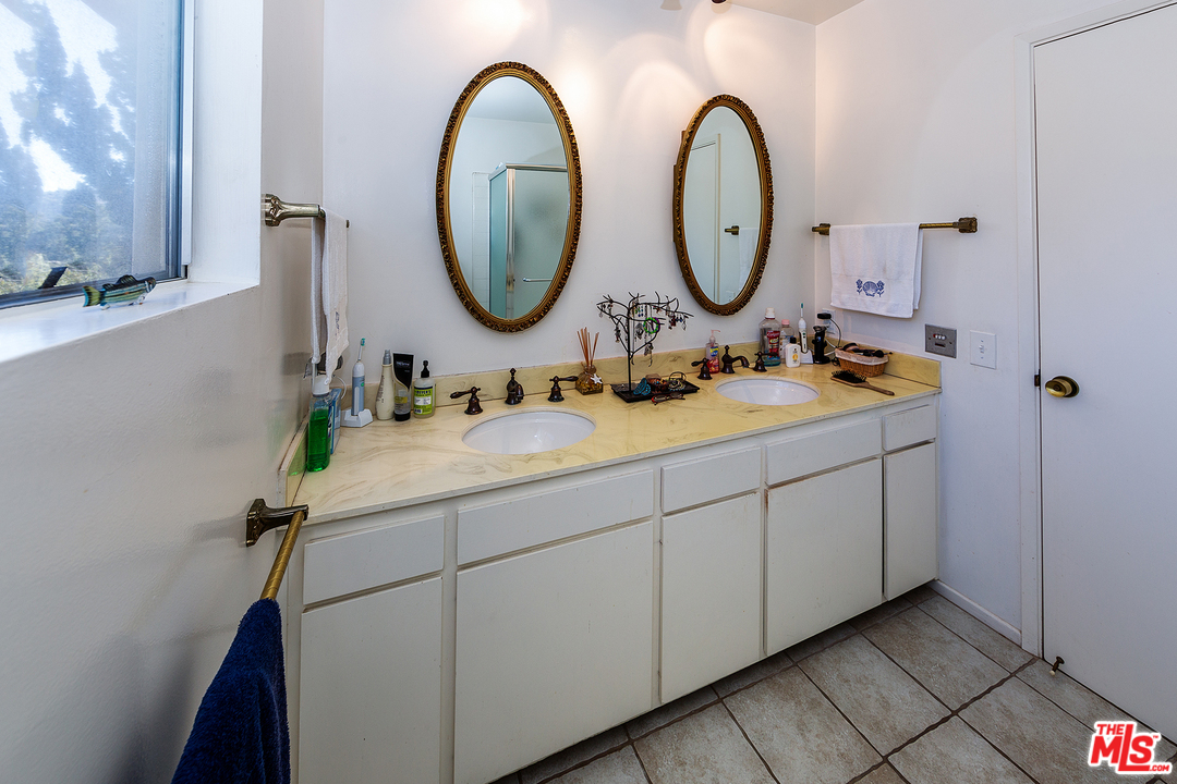 3088 Paddington Road Glendale, CA 91206 - Photo 15 of 17 a bathroom with a double vanity sink and a mirror