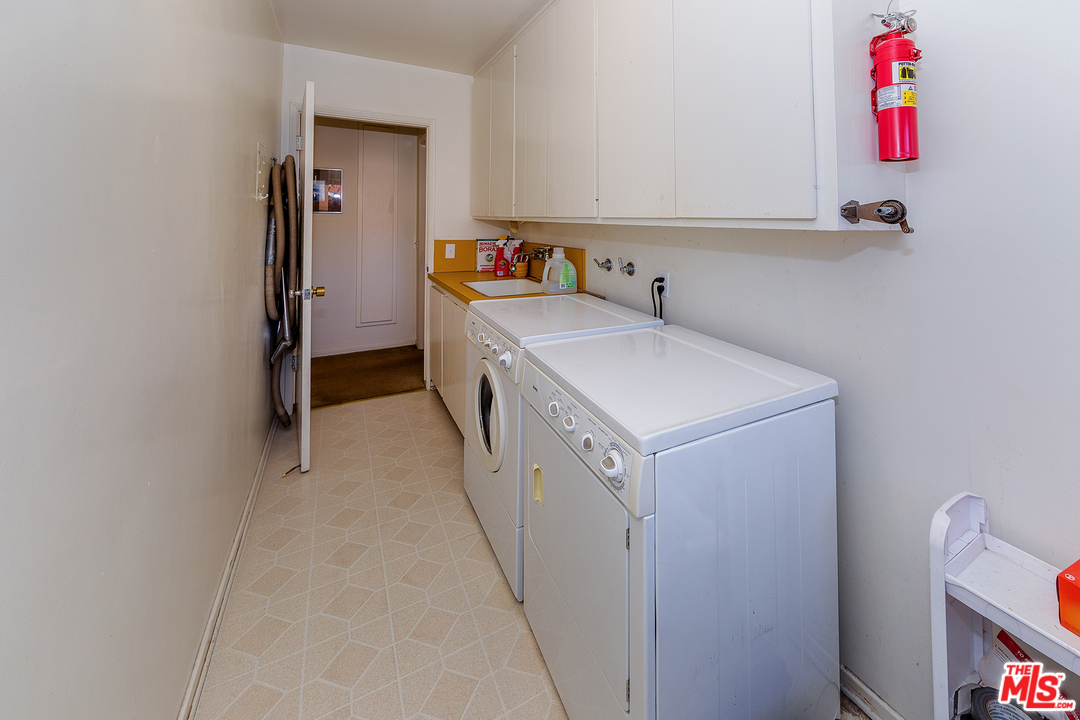 3088 Paddington Road Glendale, CA 91206 - Photo 17 of 17 a utility room with dryer and washer