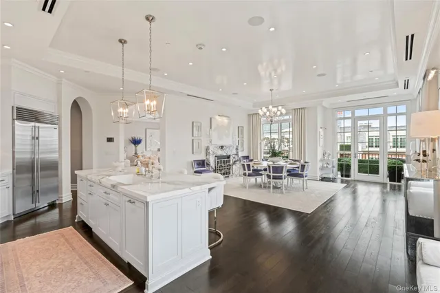 $6,095,000 | 6000 Royal Court, Unit 6307, North Hills, NY 11040