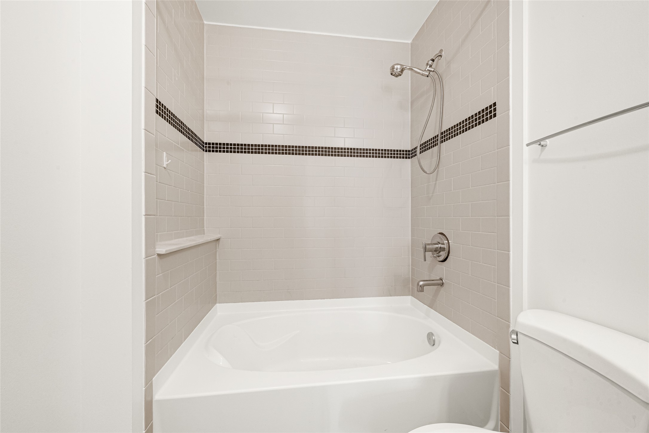 5925 Almeda Road, Unit 12308 Houston, TX 77004 - Photo 14 of 48 a bathroom with a white bath tub