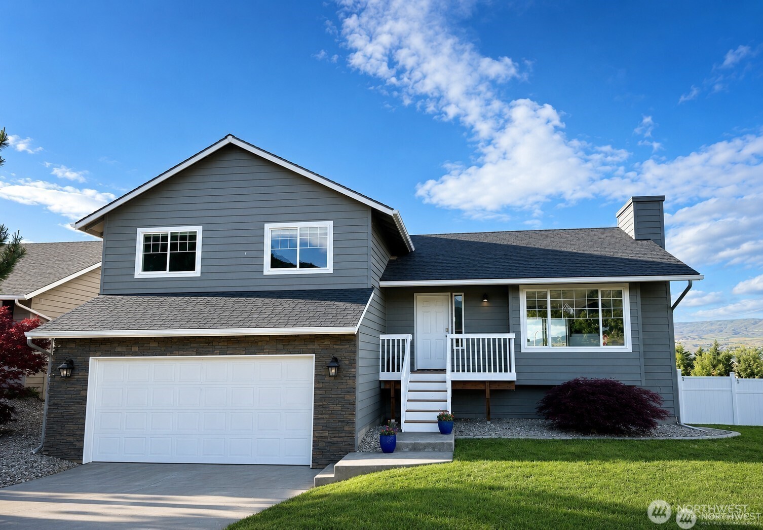 576 Saddle Rock Loop Wenatchee, WA 98801 - Photo 1 of 24