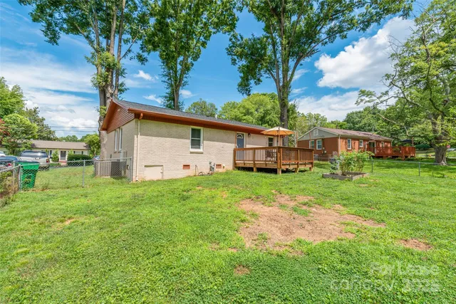 a view of a house with backyard and garden