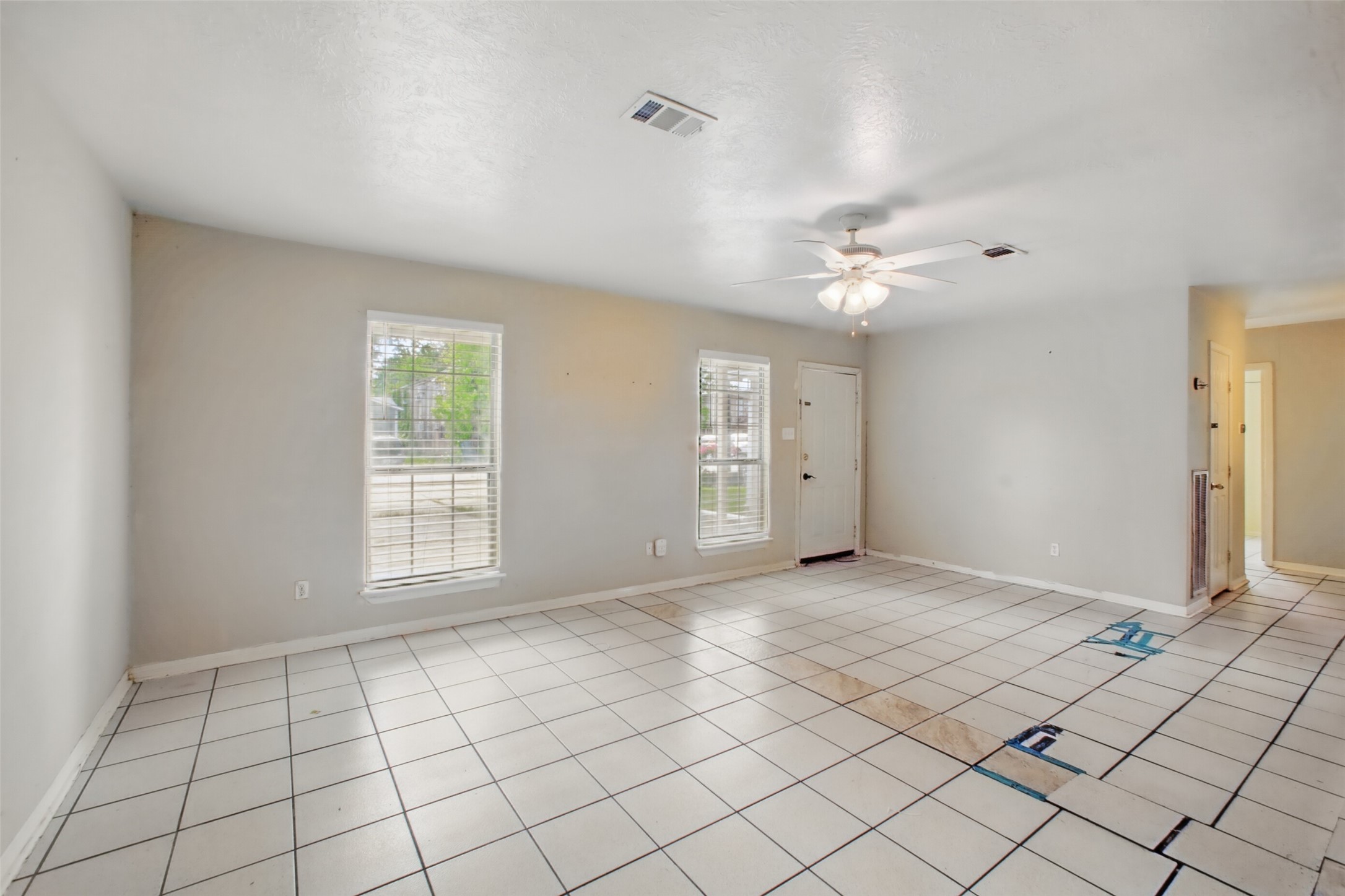 1911 Thonig Road Houston, TX 77055 - Photo 4 of 16