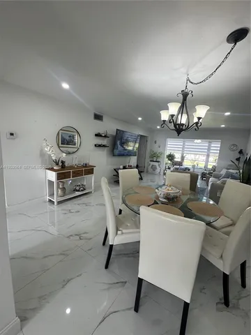 $159,990 | 9330 Sunrise Lakes Boulevard, Unit 304, Sunrise, FL 33322