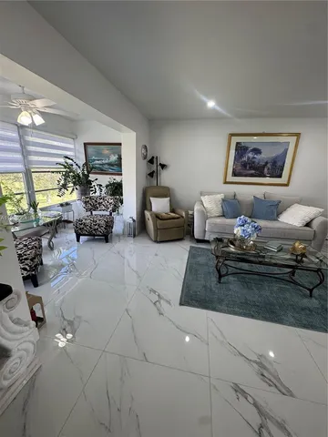 $159,990 | 9330 Sunrise Lakes Boulevard, Unit 304, Sunrise, FL 33322