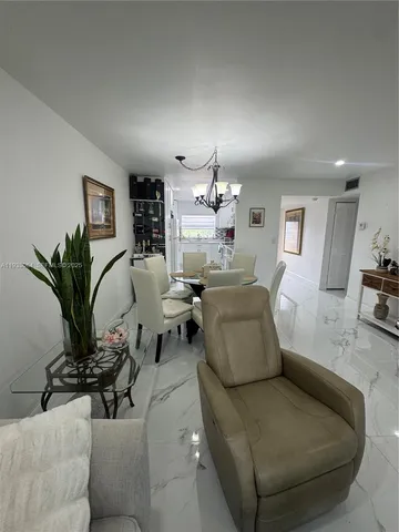 $159,990 | 9330 Sunrise Lakes Boulevard, Unit 304, Sunrise, FL 33322