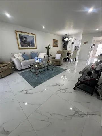 $159,990 | 9330 Sunrise Lakes Boulevard, Unit 304, Sunrise, FL 33322