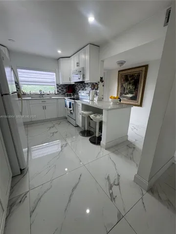 $159,990 | 9330 Sunrise Lakes Boulevard, Unit 304, Sunrise, FL 33322