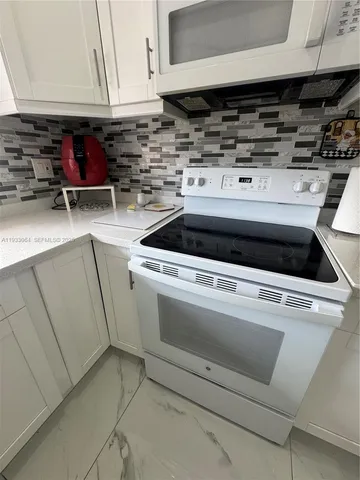 $159,990 | 9330 Sunrise Lakes Boulevard, Unit 304, Sunrise, FL 33322