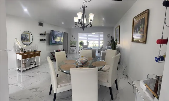 $159,990 | 9330 Sunrise Lakes Boulevard, Unit 304, Sunrise, FL 33322