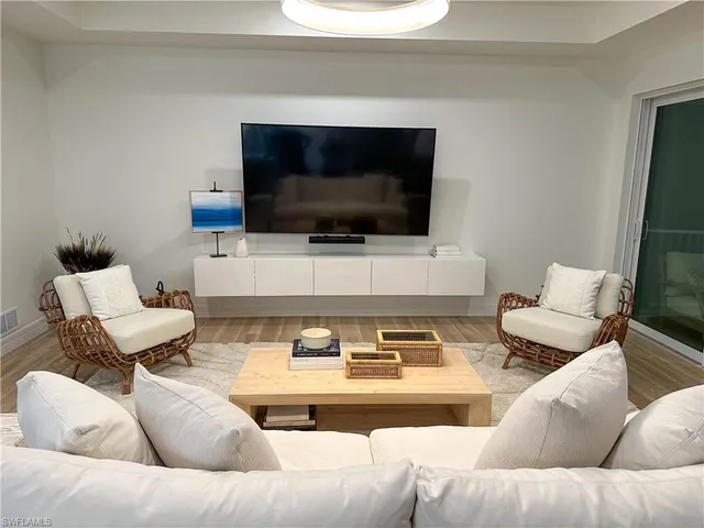 $7,900 | 207 Indies Drive East, Unit 201, Naples, FL 34114