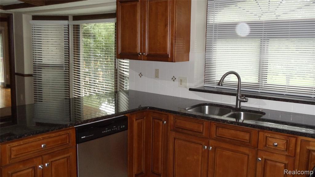 396 Shellbourne Drive Rochester, MI 48309 - Photo 4 of 14