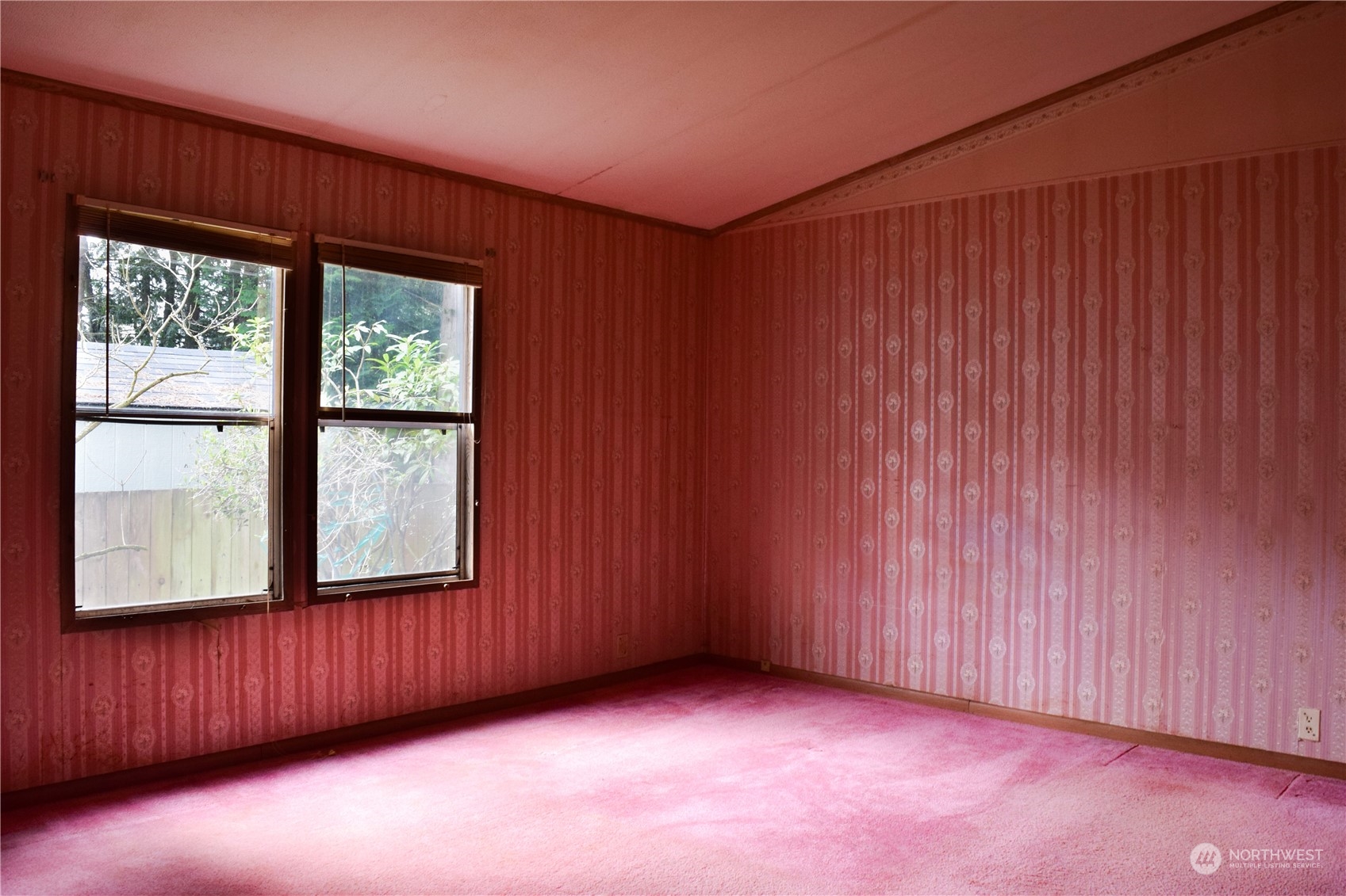 7701 Hardeson Road, Unit 13 Everett, WA 98203 - Photo 11 of 22 an empty room with windows