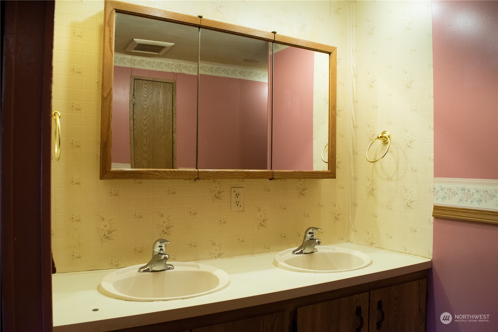7701 Hardeson Road, Unit 13 Everett, WA 98203 - Photo 13 of 22 a bathroom with a sink and a mirror