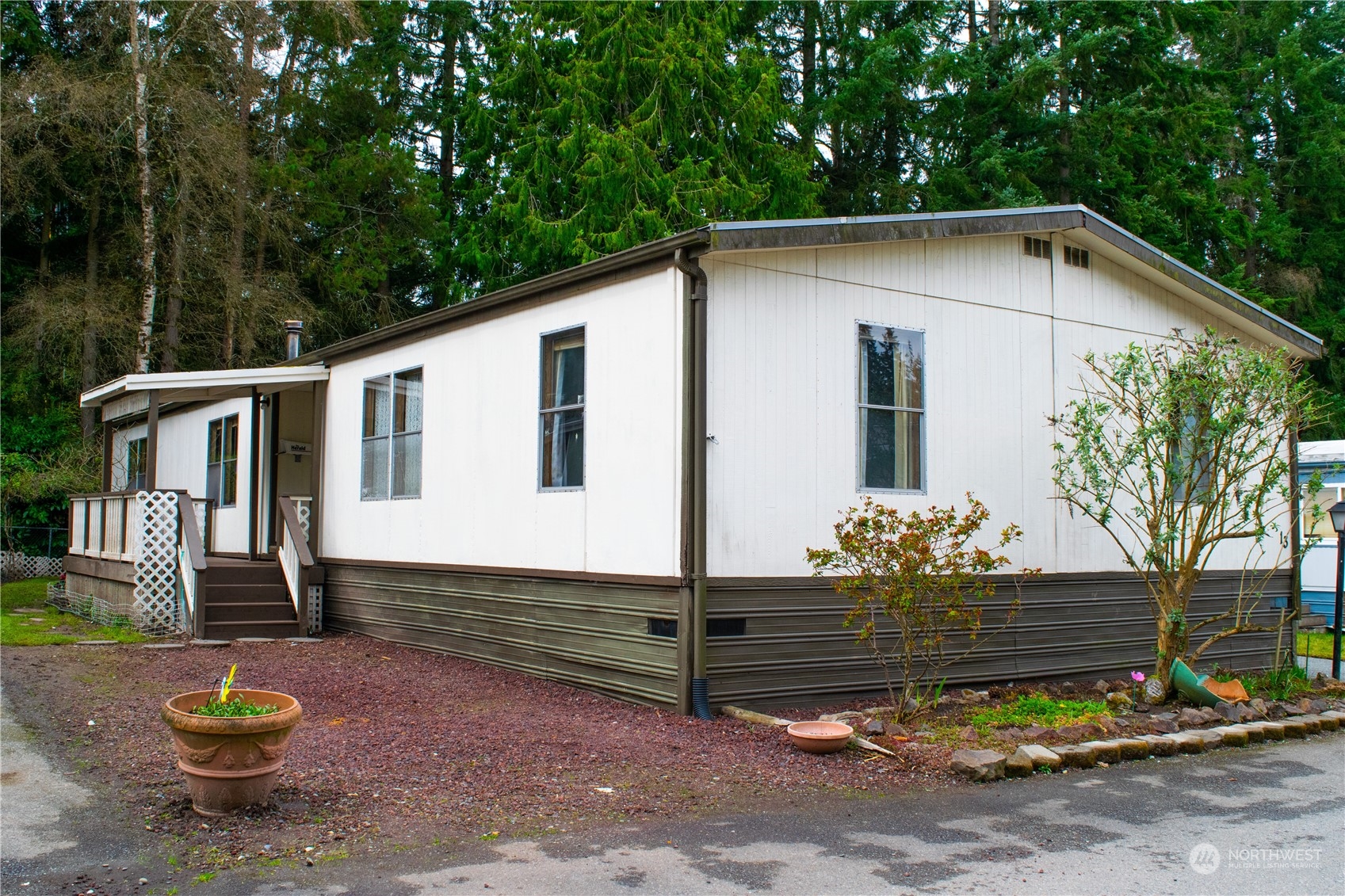 7701 Hardeson Road, Unit 13 Everett, WA 98203 - Photo 2 of 22 a front view of a house with garden