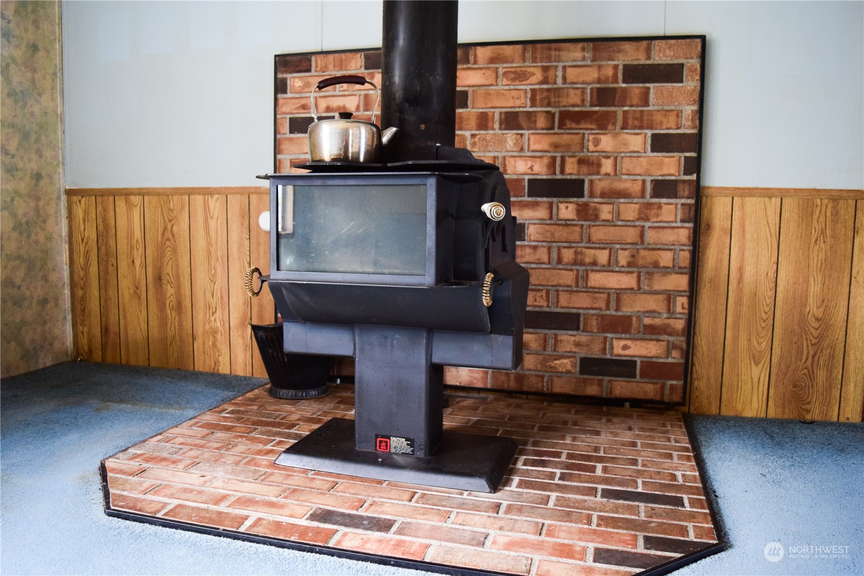 7701 Hardeson Road, Unit 13 Everett, WA 98203 - Photo 5 of 22 a living room with furniture and a fireplace