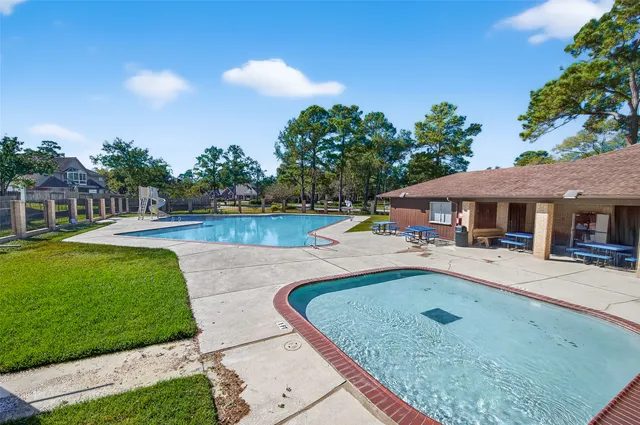 a view of a yard in front of the house