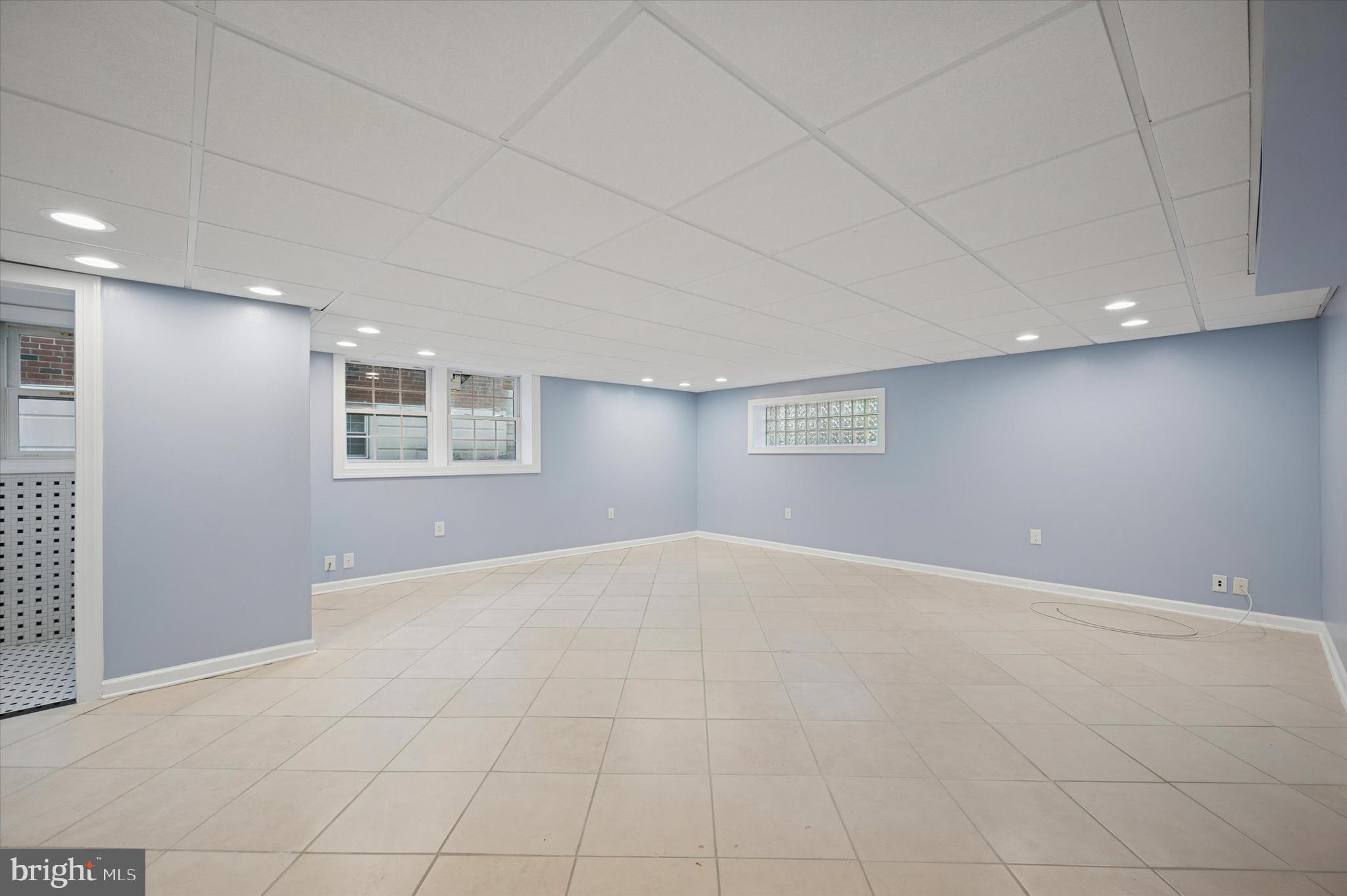 555 Wanamaker Road Jenkintown, PA 19046 - Photo 17 of 26 a view of an empty room with a window