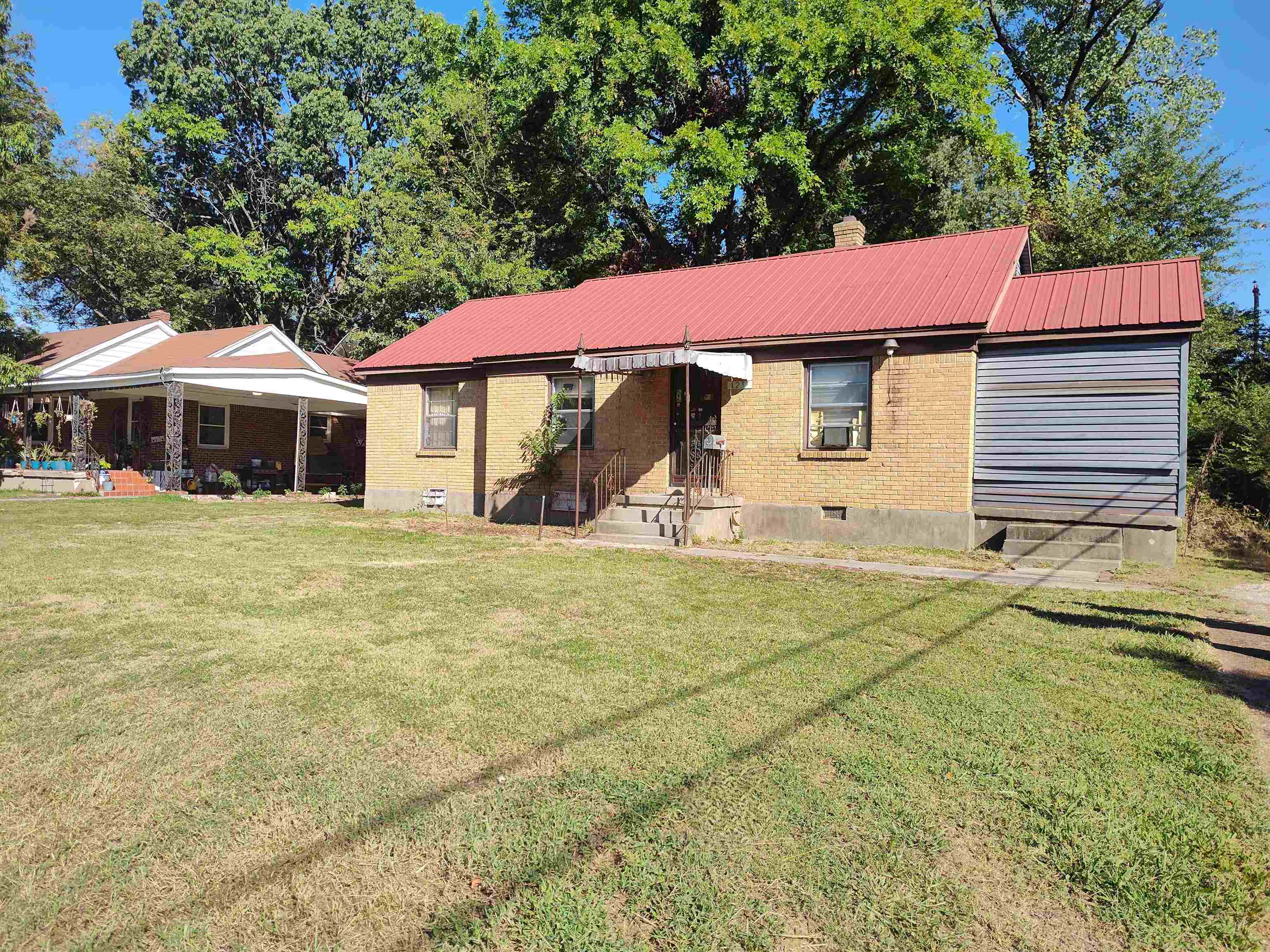 1232 Vaughn Road Memphis, TN 38122 - Photo 2 of 3 a front view of a house with yard and green space