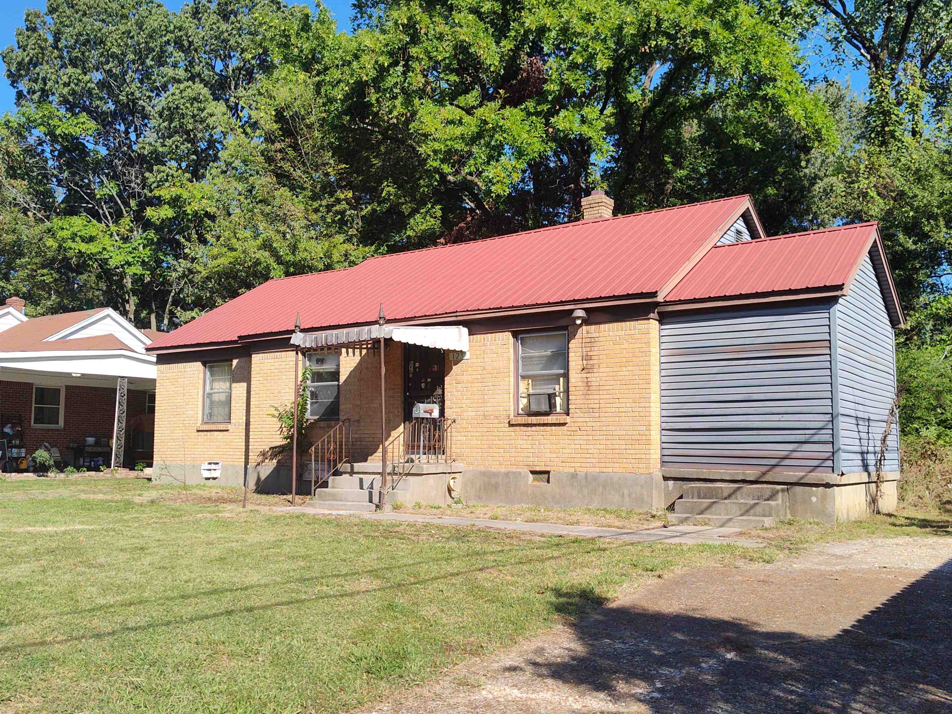 1232 Vaughn Road Memphis, TN 38122 - Photo 3 of 3 a front view of a house with a yard