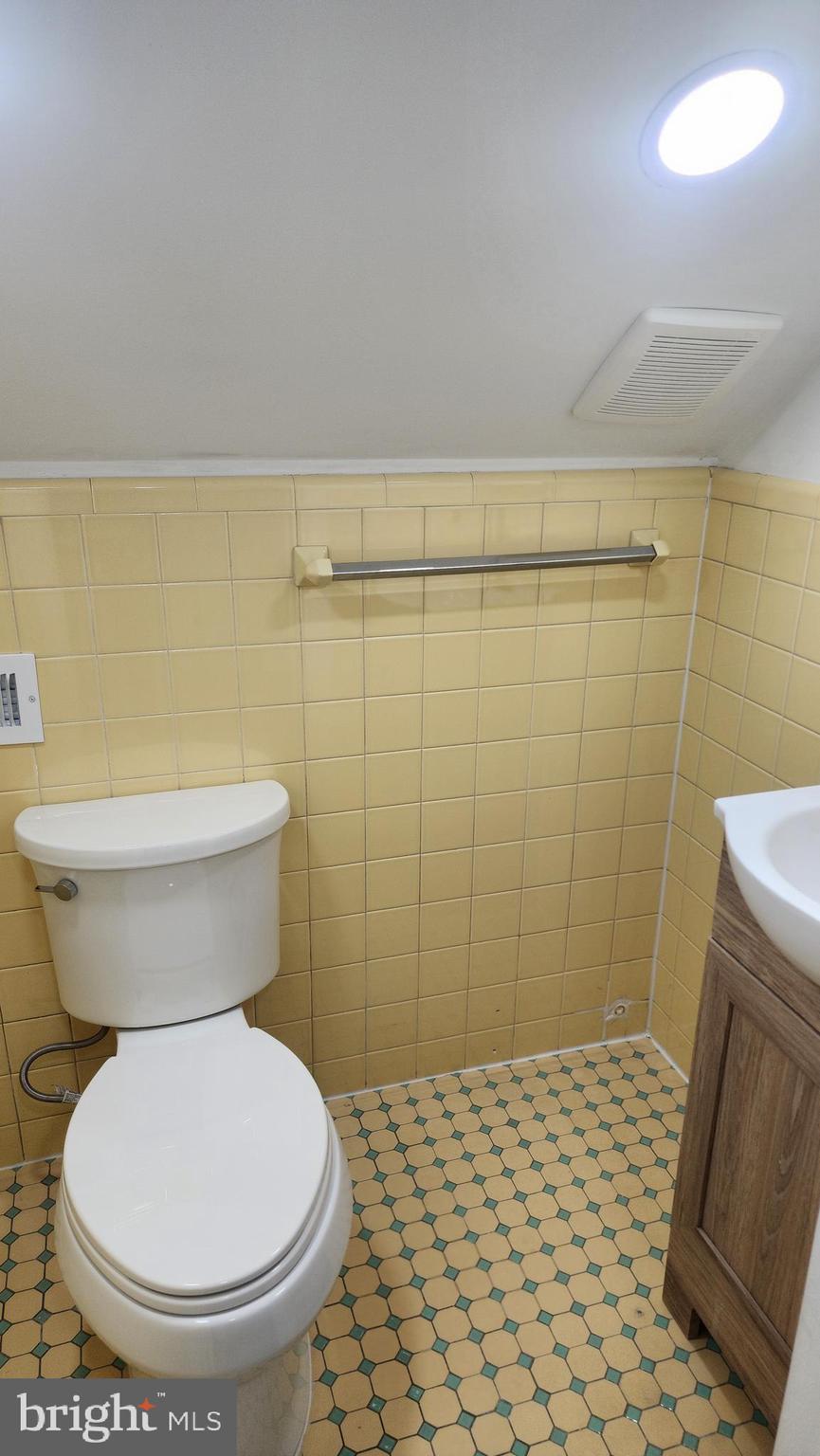 706 East Division Street Dover, DE 19901 - Photo 17 of 20 a bathroom with a toilet and a shower