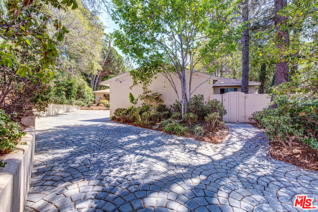 916 Foothill Road Beverly Hills, CA 90210 - Photo 2 of 30