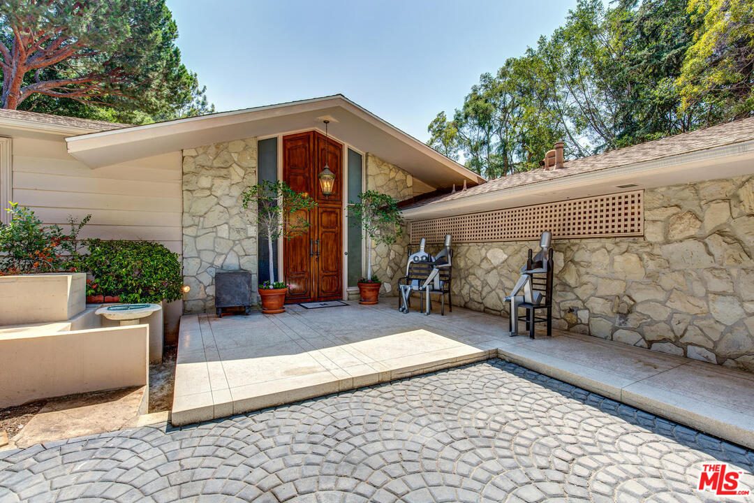916 Foothill Road Beverly Hills, CA 90210 - Photo 3 of 30