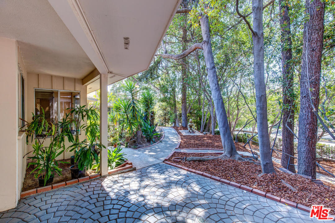 916 Foothill Road Beverly Hills, CA 90210 - Photo 21 of 30