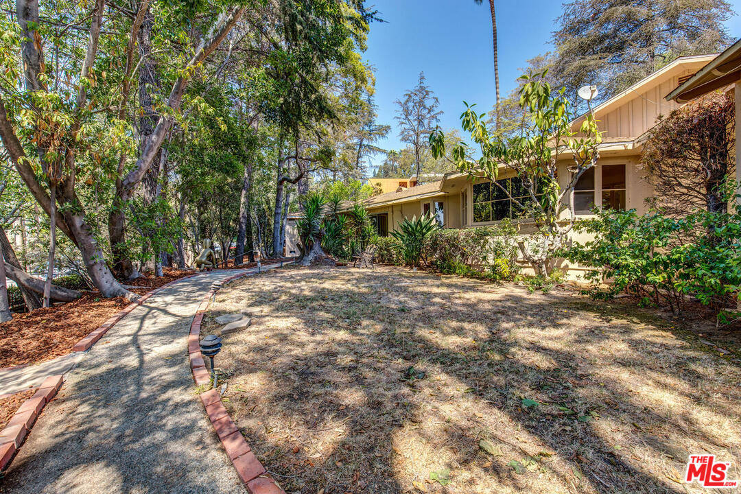 916 Foothill Road Beverly Hills, CA 90210 - Photo 24 of 30