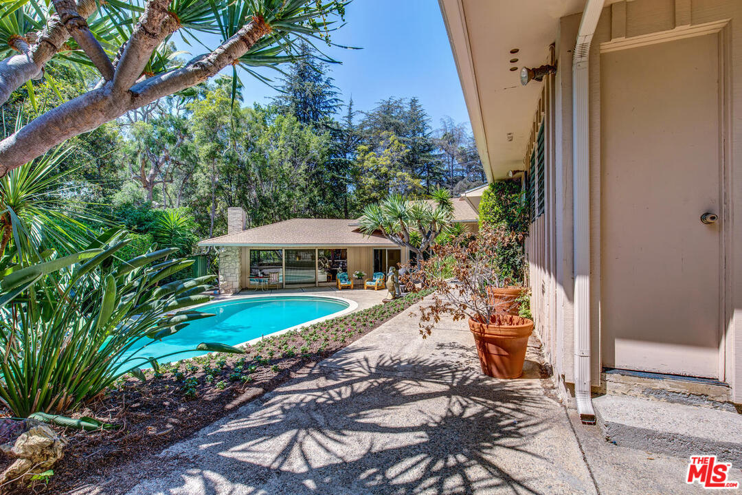 916 Foothill Road Beverly Hills, CA 90210 - Photo 29 of 30