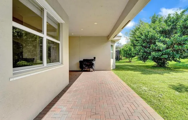 a view of a house with backyard and garden