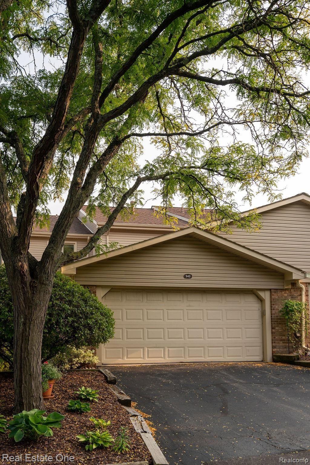 940 Golfview Court Rochester, MI 48307 - Photo 2 of 39 001 - Exterior Front.jpg