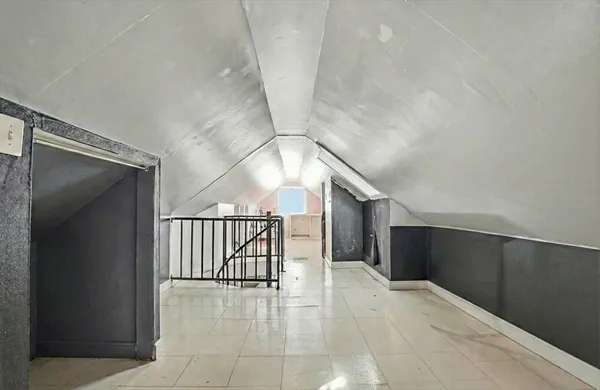 a view of a house with backyard