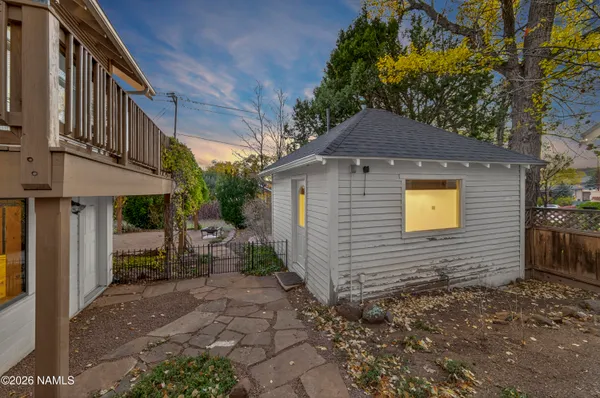 a view of a backyard
