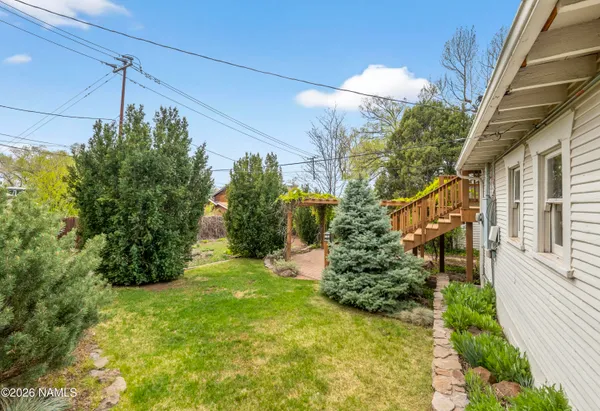 a view of a backyard