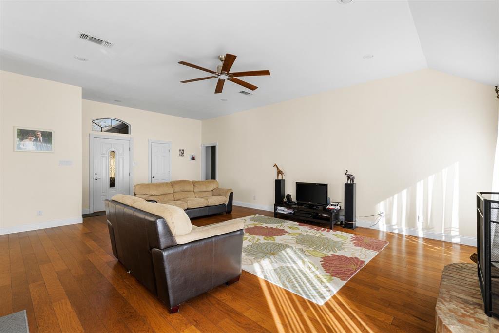 2609 Castle Road Burleson, TX 76028 - Photo 5 of 31 Gallery Image 5