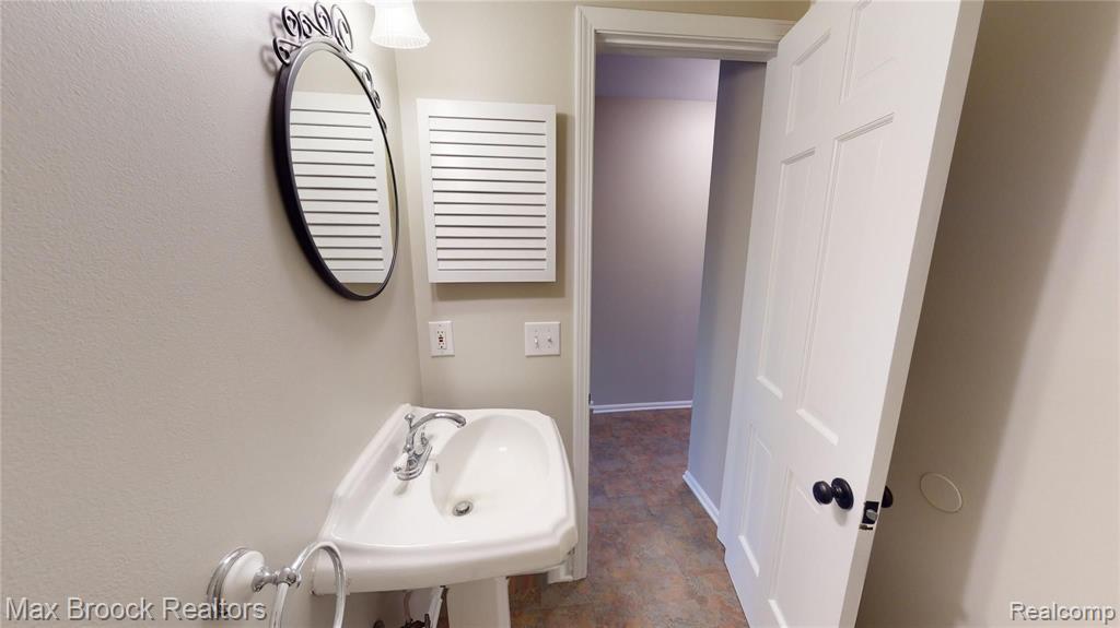 4990 Arrowhead Road West Bloomfield, MI 48323 - Photo 17 of 48
