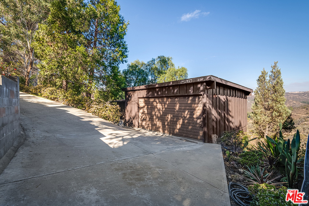 25260 Piuma Road Calabasas, CA 91302 - Photo 3 of 28 Gallery Image 3