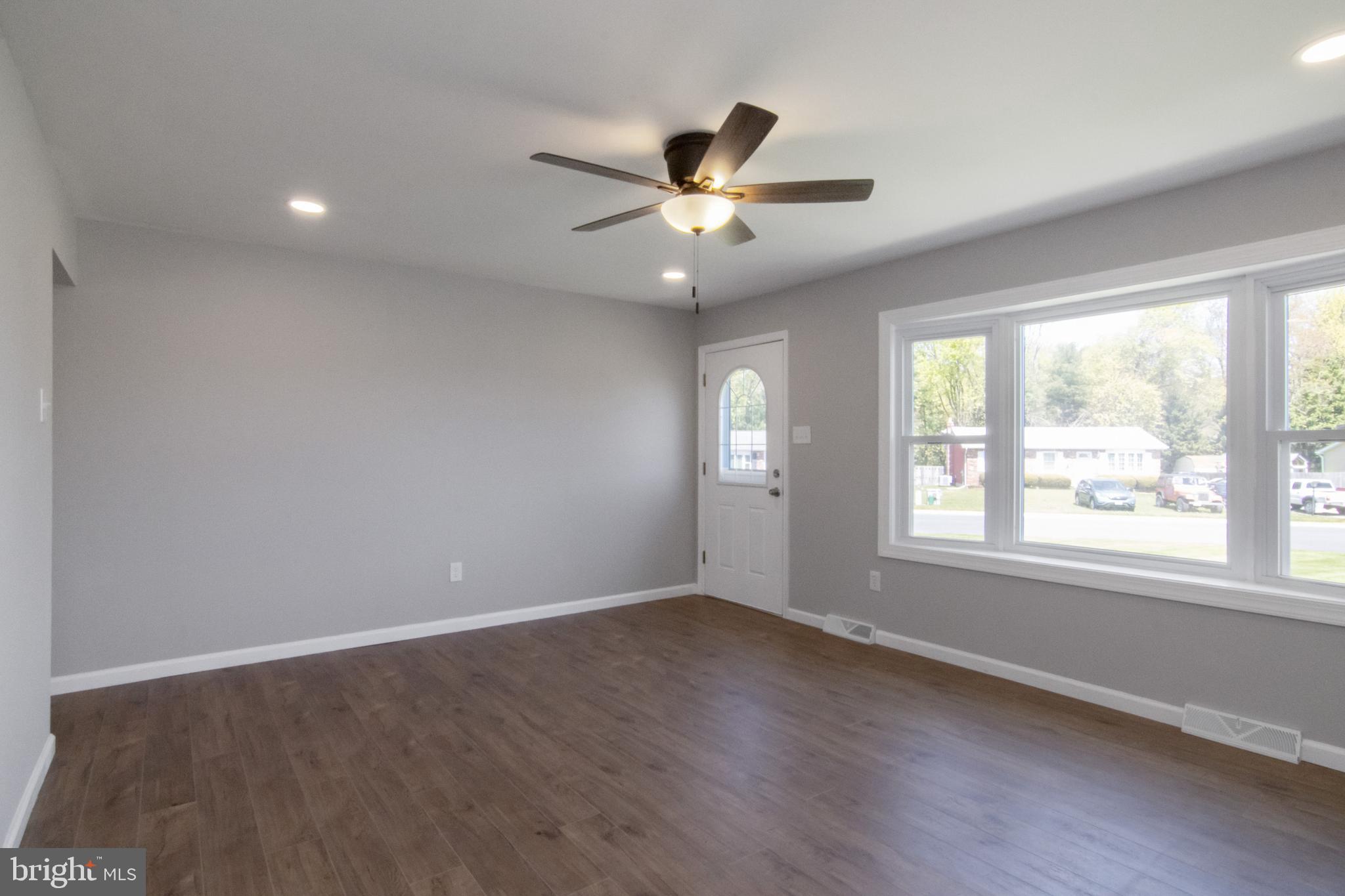 2805 Michelle Road Manchester, MD 21102 - Photo 3 of 40 Living Room