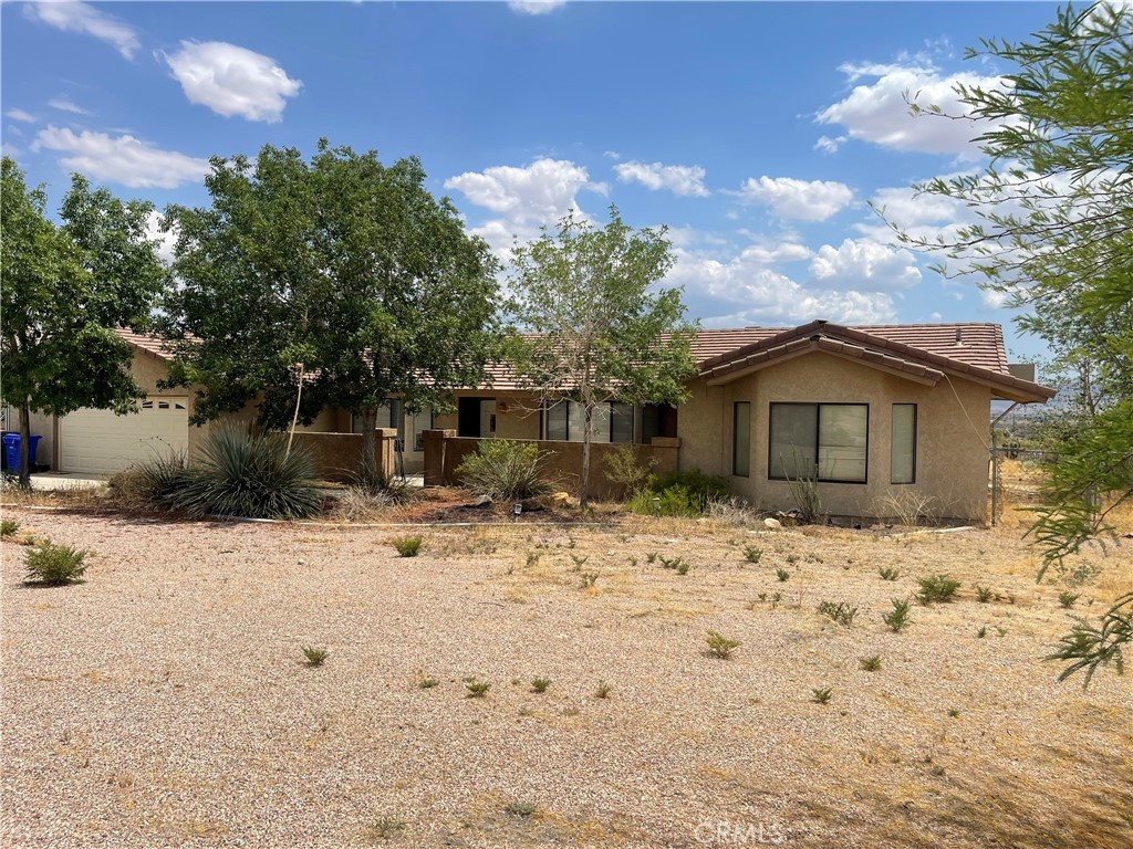 23859 Papago Road Apple Valley, CA 92307 - Photo 3 of 32 a front view of a house with a yard