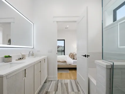 a en suite bathroom with a double vanity sink and mirror