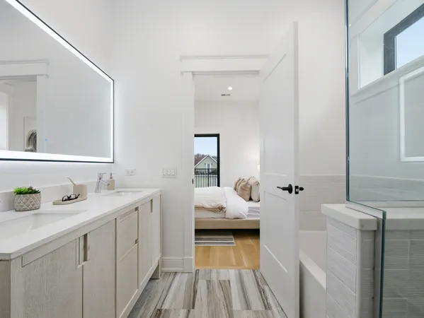 a en suite bathroom with a double vanity sink and mirror