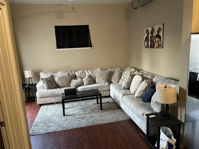 $1,200 | 928 Travis Avenue, Unit 206, Fort Worth, TX 76104