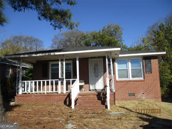 a view of a house with backyard porch and garden