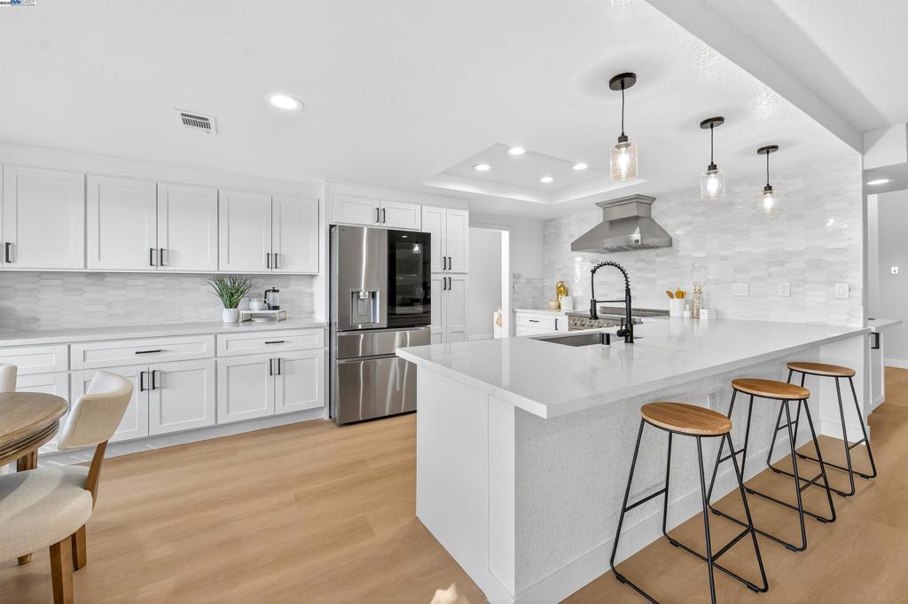 WITH PENDANT & RECESSED LIGHTING