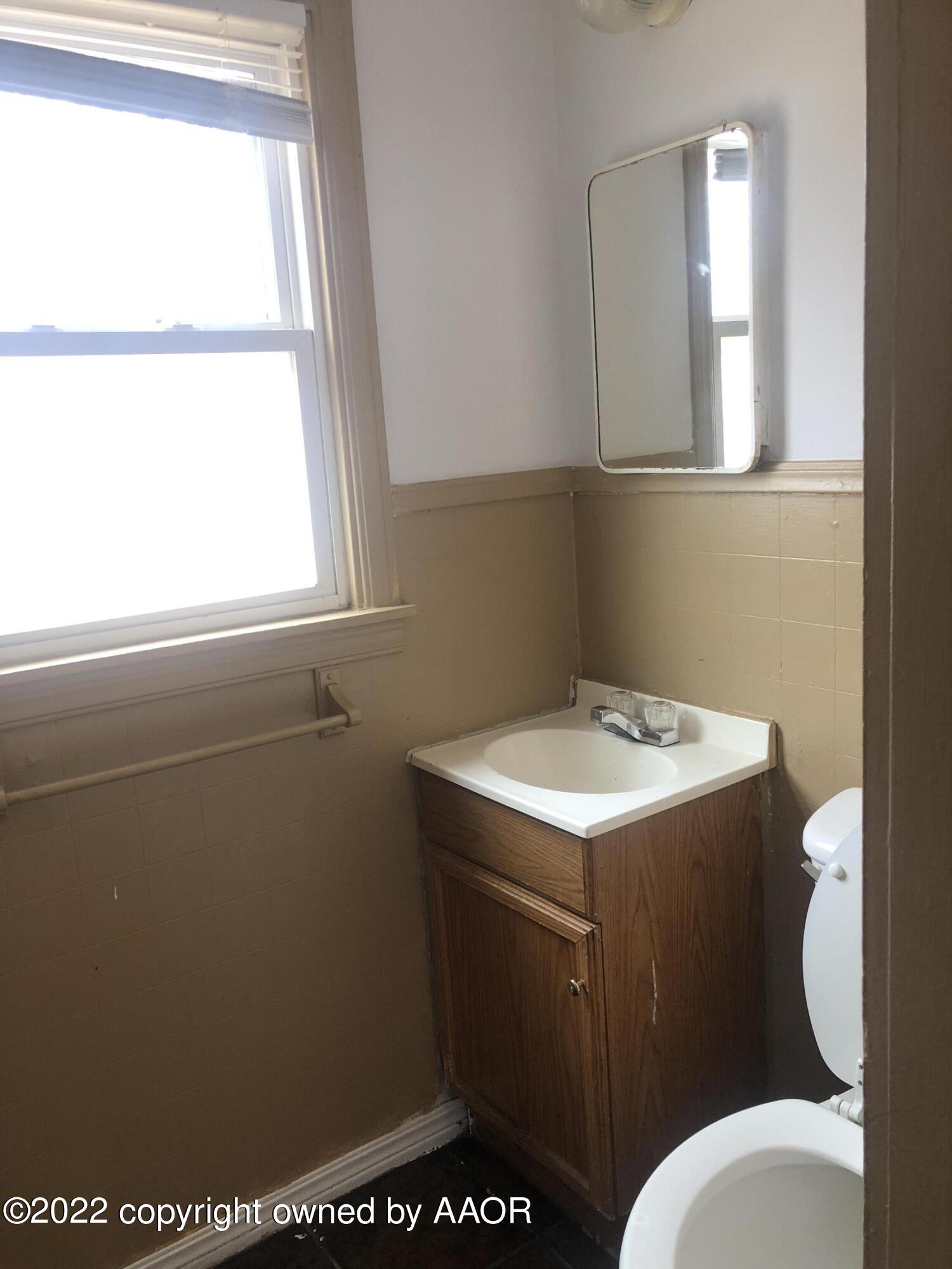 4110 South Polk Street Amarillo, TX 79110 - Photo 10 of 13 a utility room with a window