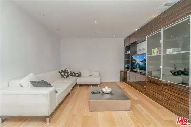 $3,990 | 121 South Hope Street, Unit 505, Los Angeles, CA 90012