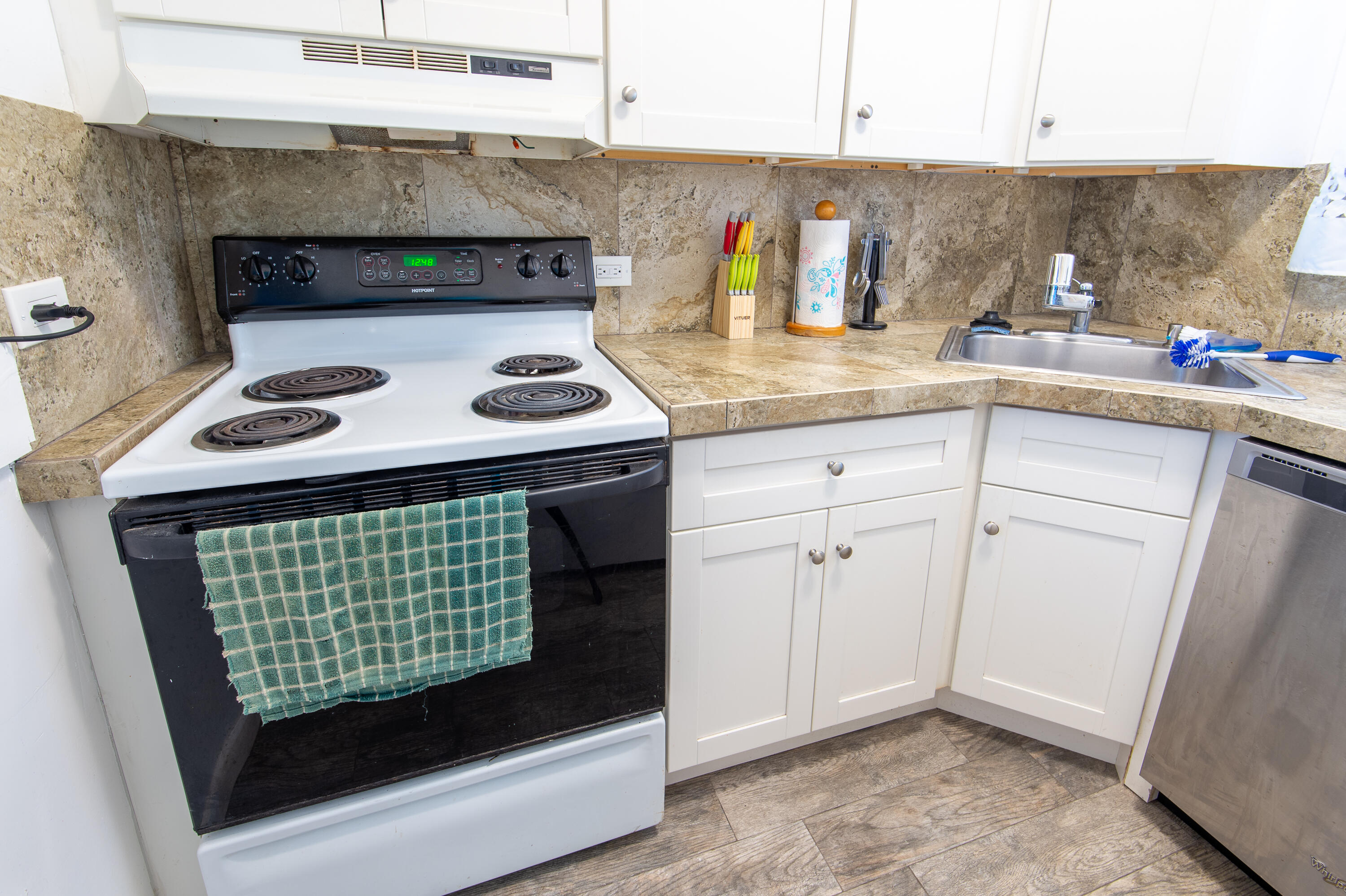 605 Sombrero Beach Road, Unit 104 Marathon, FL 33050 - Photo 10 of 21 SPP_3152-HDR